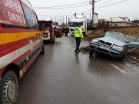 Impact nimicitor între un autotren şi un autoturism