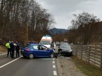 O femeie a fost rănită din cauza unui şofer iresponsabil, angajat într-o depăşire pe linie continuă pe DN 17B