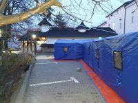 Au fost montate containerele-corturi tip tunel pentru echiparea şi decontaminarea personalului medical şi triajul pentru pacienţii care vin la Spitalul Judeţean