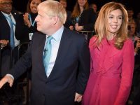 Premierul britanic Boris Johnson şi iubita sa au anunţat că aşteaptă un copil şi că se vor căsători