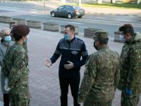 Militarii din Bucureşti au distribuit pachete cu ajutoare pentru locuitori vulnerabili din municipiul Suceava