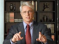 Medicul Anthony Fauci l-a lăudat pe Brad Pitt pentru că i-a jucat rolul „cu clasă”