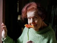 Lily Lian, ultima cântăreaţă de stradă din Paris, a murit la vârsta de 103 ani