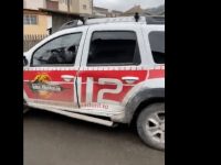 Activistul de mediu Tiberiu Boşutar susţine că maşina asociaţiei sale a fost atacată cu topoare de un angajat al Gărzii Forestiere Suceava şi patronul unei firme din domeniul silvic
