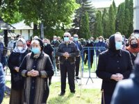 Numeroşi credincioşi, încă de miercuri seara, au depus flori la sicriul ÎPS Pimen