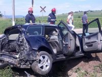 Maşină lovită de tren la o trecere cu calea ferată
