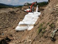 Breşa creată de viitură pe râul Suceava a fost închisă pe jumătate