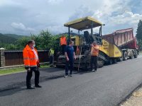 „În judeţ se asfaltează foarte multe drumuri”