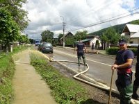 Peste 100 de intervenţii ale pompierilor în aşezările sucevene măturate de puhoaie