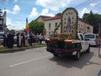 Închinare cu mască, la racla Sf. Ioan cel Nou de la Suceava