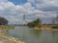 Deşeuri aruncate pe malurile râurilor Suceava şi Moldova