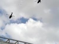 Flori aruncate din aeronave deasupra Spitalului Judeţean Suceava