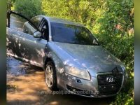 Un suspect de contrabandă s-a împotmolit cu maşina într-un pârâu