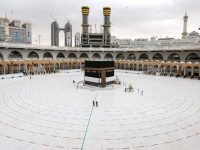 Podelele şi stâlpii Marii Moschei au fost dezinfectaţi