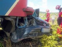 O persoană a murit după ce maşina în care se afla a fost lovită de tren