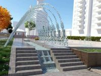 Fântână arteziană cu jeturi spumante iluminate electronic şi cascadă de apă