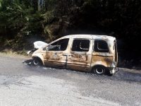 O maşină a luat foc şi a pus în pericol pădurea din apropiere