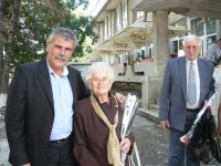 Dna Artemisia Ignătescu, colaborator al ziarului nostru sub toate denumirile sale, autoare a şase cărţi consacrate câmpulungenilor şi Câmpulungului, este cel mai tânăr Cetăţean de Onoare al Municipiului Câmpulung, întrucât înaltul titlu i-a fost decernat doar cu câteva zile în urmă, la sfârşitul lui august 2020. În imagine, dna Artemisia Ignătescu, acum câtva timp, împreună cu primarul Mihăiţă Negură. Imaginea îl surprinde de asemenea pe Silviu Ciulei, directorul Bibliotecii Câmpulungului