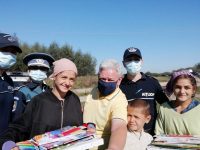 Peste 100 de copii din familii cu posibilităţi financiare reduse au primit ghiozdane şi rechizite