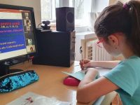 „Dăm Click pe România” a dat startul înscrierilor prin care şcolile, liceele şi grădiniţele pot primi calculatoare