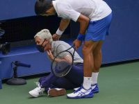 Novak Djokovic a fost descalificat după ce a lovit în mod involuntar cu mingea o arbitră de linie