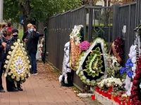 Sute de candele, flori şi multă tristeţe la C. N. „Mihai Eminescu” din Suceava după decesul directorului Renato Tronciu