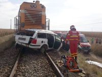Doi bărbaţi au murit după ce maşina în care se aflau a fost lovită de tren