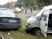 Două persoane au fost rănite după o coliziune între două autovehicule