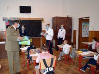Vizită emoţionantă a elevilor militari la Şcoala Gimnazială Vatra Moldoviţei