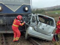 Un bărbat a murit după ce maşina în care se afla a fost lovită de tren