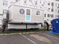 Un container pentru organizarea triajului pacienţilor cu Covid-19 a ajuns şi la Spitalul Municipal Rădăuţi