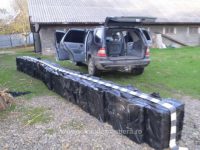 Ţigări de contrabandă de peste 150.000 de lei depistate într-o maşină din curtea unui imobil