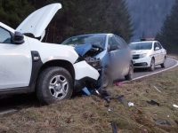 Un şofer a fost rănit după o coliziune între două autoturisme