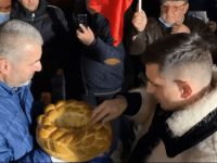 Liderul AUR George Simion a fost primit cu pâine şi sare la Suceava