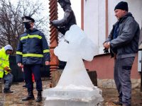 Pompierii voluntari din Bosanci au sculptat o cruce din gheaţă adusă tocmai din Harghita