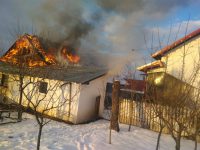 Două gospodării, din Vicovu de Sus şi Neagra Şarului, afectate de incendii