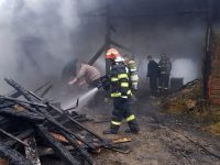 Focul dintr-o afumătoare, cauza unui incendiu izbucnit într-o gospodărie
