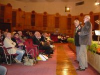 Calistrat Costin şi Adrian Dinu Rachieru la „Toamna Bacoviană” 2014. În imagine mai apar, între alţii, Ovidiu Genaru şi Mihai Cimpoi