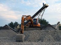 Două denunţuri penale pentru exploatarea ilegală de nisip şi pietriş