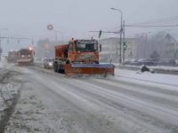 Utilaje de deszăpezire pe străzile şi trotuarele Sucevei