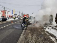 O maşină a luat foc din mers pe centura Rădăuţiului