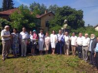 Dana si Mihai Prepelitã într-un grup de intelectuali,
oameni ai condeiului cernãuteni, la casa lui Aron Pumnul