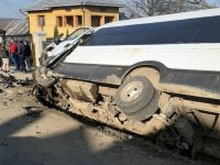 Un microbuz şcolar a intrat în coliziune cu două autoturisme