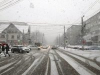 Trafic de coşmar în Suceava după ninsoarea din „Vinerea verde”