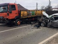 Accident între un camion cu butelii şi un autoturism