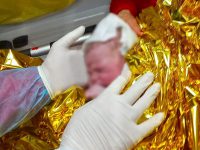O femeie din Siliştea a născut asistată de trei pompieri militari