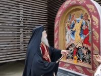 ÎPS Calinic a sfinţit o troiţă cu icoana „Învierea Domnului”