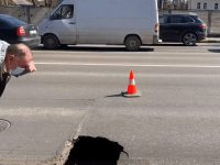 Asfaltul s-a surpat pe cea mai circulată arteră, în apropierea Spitalului Judeţean