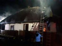 Pompierii au salvat o femeie de 92 ani, a cărei locuinţă a luat foc