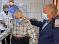 Un veteran de război de 99 de ani din Şcheia s-a vaccinat cu rapel împotriva Covid